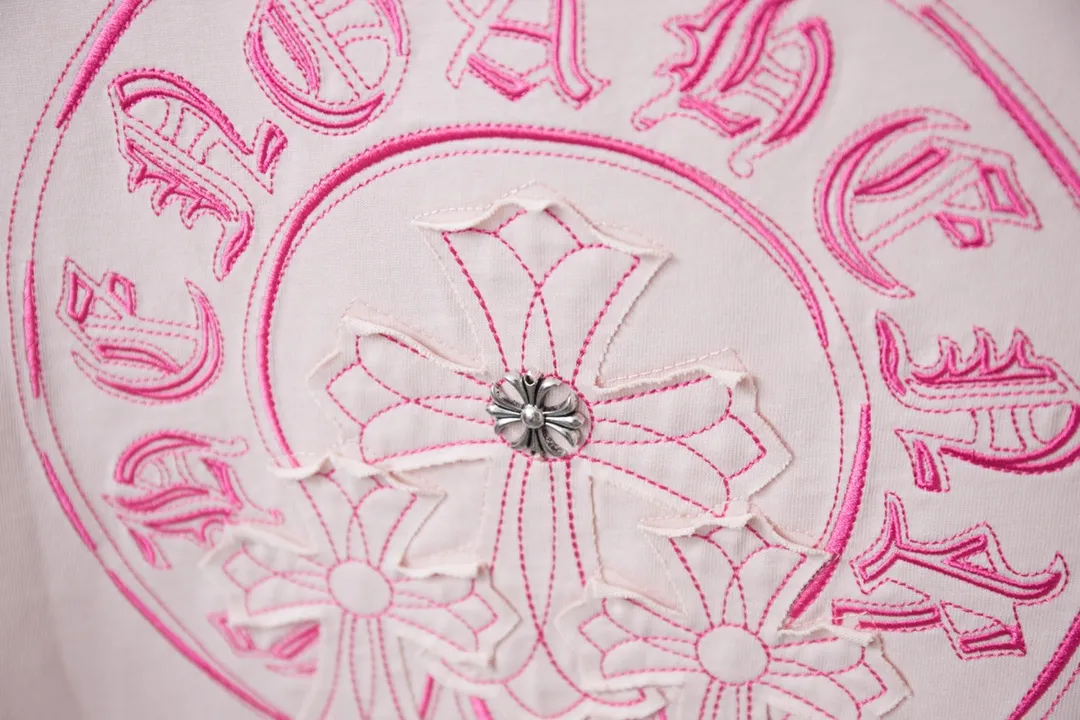 🅿️220 Ch*ome Hearte 25SS early spring new style, appliqué embroidered heart cross short sleeves, light luxury, essential item for daily commuting for men and women, correct version, welcome to compare, detailed features · 320g 100% pure cotton double yarn jersey fabric · Custom dyed in the same vat, special thickened 32 pieces double-strand 1X1 thread · Imported Tajima machine embroidery tatami embroidery ➕This cloth patch embroidery · Hand-stitched Croxin hardware accessories · Hand-made fraying of collar, cuffs and hem · Double-needle stitching across seams · Original main mark, washed tag, branded moisture-proof paper packaging Color: Black/White/Pink Size: S/M/L/XL